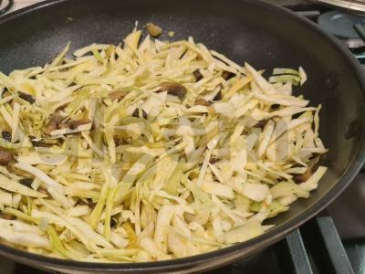Troškinti kopūstai su grybais Žingsnis 3