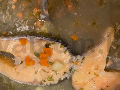 Rausvosios lašišos ir kuskuso sriuba pagrindine nuotrauka