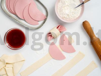 Gardžios sluoksniuotos tešlos rozetės su dešra Žingsnis 1