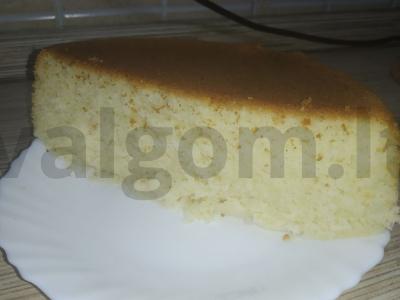 Manniki su uogiene ant kefyro pagrindine nuotrauka