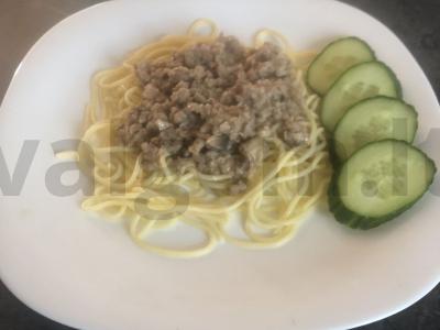 Makaronai su malta mėsa ir grybais pagrindine nuotrauka