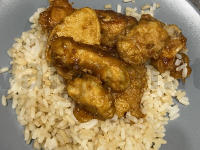 Vištiena ir ryžiai pagrindine nuotrauka