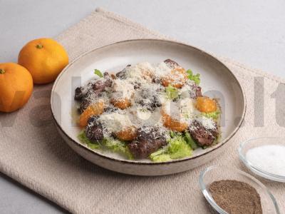 Salotos su vištienos kepenėlėmis, mandarinais ir parmezanu pagrindine nuotrauka