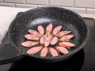 Kefyro pyragas su dešrelėmis keptuvėje Žingsnis 4