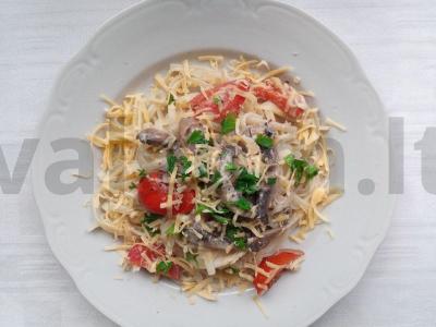 Makaronai su grybais, pomidorais ir bazilikais pagrindine nuotrauka