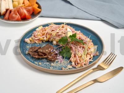 Salotos su kukurūzais ir rūkyta dešra pagrindine nuotrauka