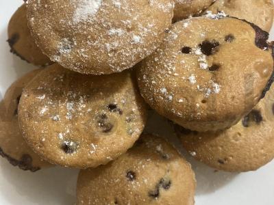 Labai skanūs keksiukai su šaldytais serbentais pagrindine nuotrauka