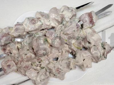 Kefyre marinuotas kiaulienos kebabas Žingsnis 4