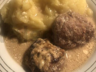 Kotletai su kopūstais padaže pagrindine nuotrauka
