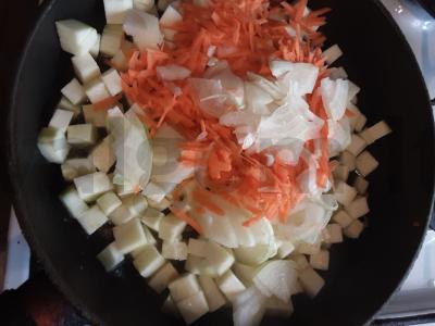 Troškintos cukinijos su dešrelėmis Žingsnis 1