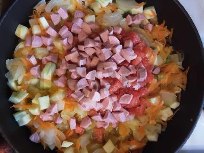 Troškintos cukinijos su dešrelėmis Žingsnis 2