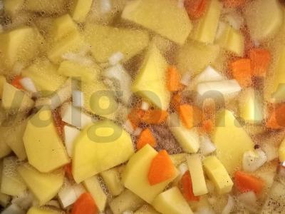 Troškintos bulvės su vištiena multicooker įrenginyje Žingsnis 3