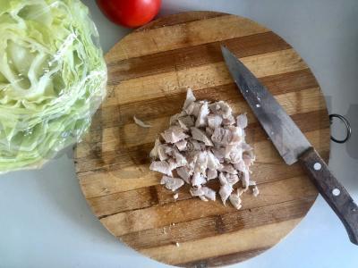 Lengvos vištienos, kopūstų ir pomidorų salotos Žingsnis 1