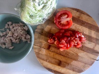 Lengvos vištienos, kopūstų ir pomidorų salotos Žingsnis 2