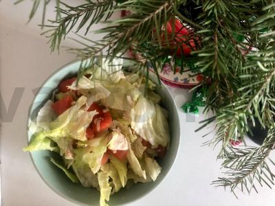 Lengvos vištienos, kopūstų ir pomidorų salotos pagrindine nuotrauka