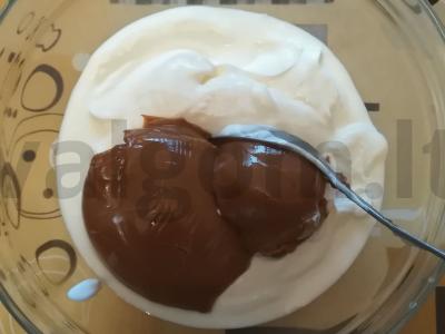 Savoiardi desertas su grietine ir virintu sutirštintu pienu Žingsnis 1