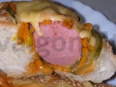 Karšti šunys orkaitėje pagrindine nuotrauka