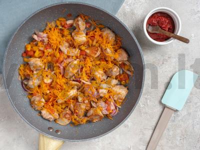 Kalakutienos troškinys su pomidorų pasta Žingsnis 2