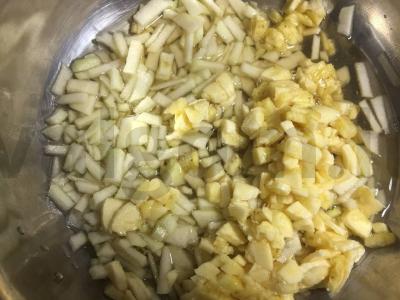 Vaisių paplotėliai iš kriaušių ir bananų Žingsnis 1