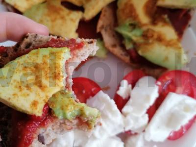 Sumuštiniai su avokadu ir brynza pagrindine nuotrauka