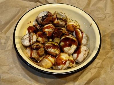 Ant medžio anglių grilio kepti grybai terijakio padaže Žingsnis 1