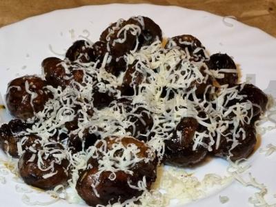 Ant medžio anglių grilio kepti grybai terijakio padaže pagrindine nuotrauka