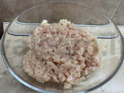 Susmulkinti vištienos kotletai su grybais Žingsnis 1