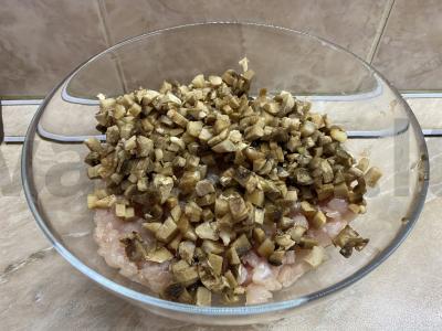 Susmulkinti vištienos kotletai su grybais Žingsnis 2