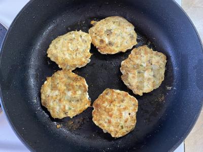 Susmulkinti vištienos kotletai su grybais Žingsnis 5