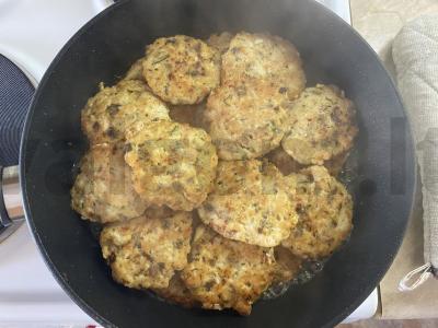 Susmulkinti vištienos kotletai su grybais pagrindine nuotrauka