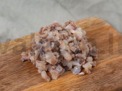 Žuvies salotos po kailiu su agurkais Žingsnis 3
