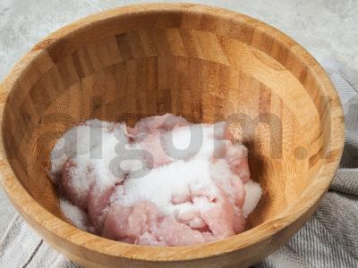 Kalakutienos kumpis su nitritine druska namuose Žingsnis 1
