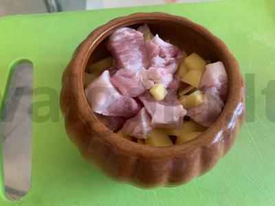 Puode keptos bulvės su mėsa Žingsnis 3