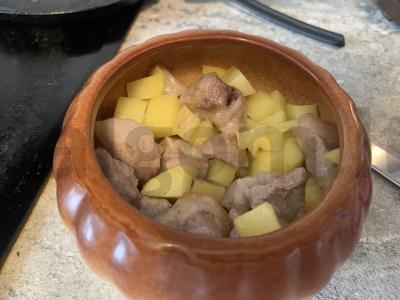 Puode keptos bulvės su mėsa pagrindine nuotrauka