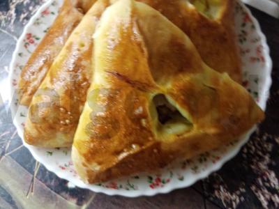 Kepti paplotėliai su mėsa ir bulvėmis pagrindine nuotrauka