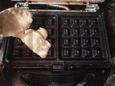 Vienos vafliai elektrinėje vaflinėje Žingsnis 5