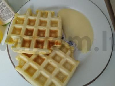 Vienos vafliai elektrinėje vaflinėje pagrindine nuotrauka