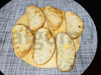 Brusketos su lašiša, agurkais ir varške Žingsnis 2