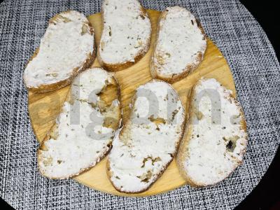 Brusketos su lašiša, agurkais ir varške Žingsnis 3