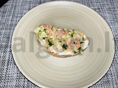 Brusketos su lašiša, agurkais ir varške Žingsnis 4