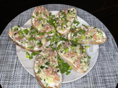 Brusketos su lašiša, agurkais ir varške pagrindine nuotrauka