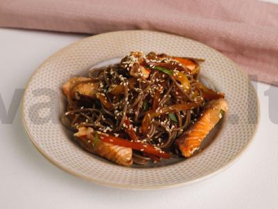Soba su lašiša ir saldžiarūgščiu padažu pagrindine nuotrauka