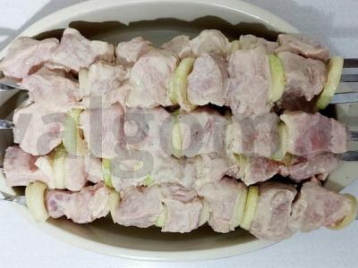 Kefyre marinuotas kiaulienos kebabas su citrinos žievele ir garstyčiomis Žingsnis 3