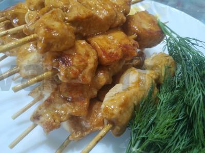 Vištienos kebabai ant medinių iešmelių pagrindine nuotrauka
