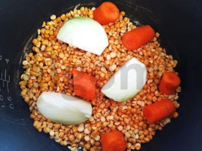Žirnių tyrė su daržovėmis multicooker įrenginyje Žingsnis 2