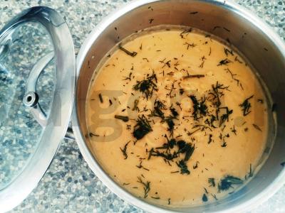 Žirnių tyrė su daržovėmis multicooker įrenginyje pagrindine nuotrauka