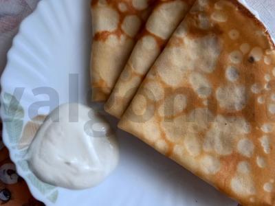 Blyneliai su grietine pagrindine nuotrauka