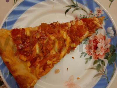 Naminė pica iš paprastų ingredientų pagrindine nuotrauka