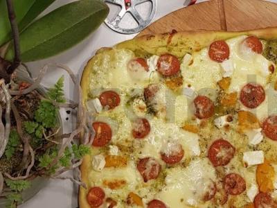 Naminė penktadienio sūrio pica pagrindine nuotrauka