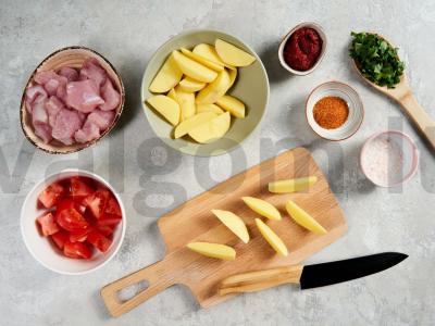 Kalakutienos azu su marinuotais agurkais Žingsnis 1